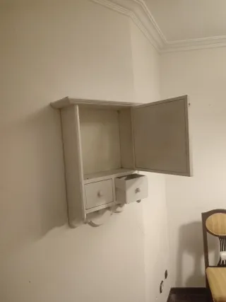 Guardaroba a parete in legno con decorazione marinara