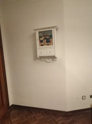 Guardaroba a parete in legno con decorazione marinara