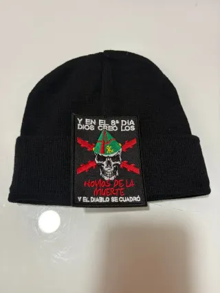 Gorro de lana negro con parche