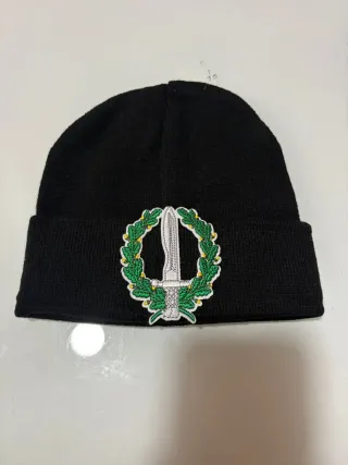 Gorro de lana negro con parche