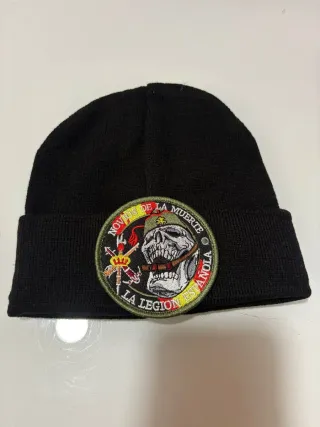 Gorro de lana negro con parche