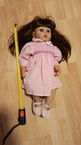 Muñeca infantil con vestido azul