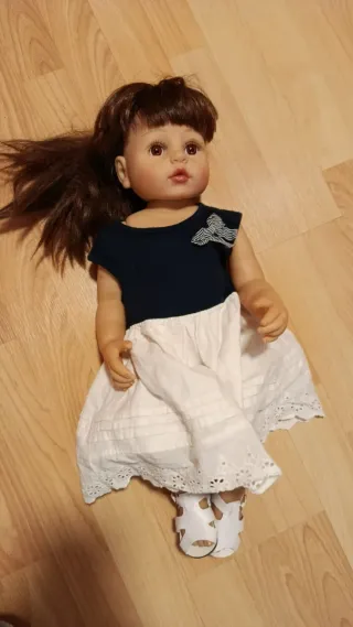 Muñeca infantil con vestido azul