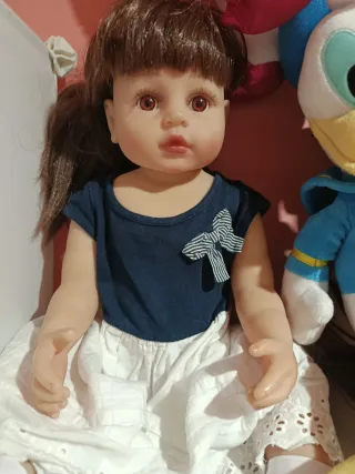 Muñeca infantil con vestido azul