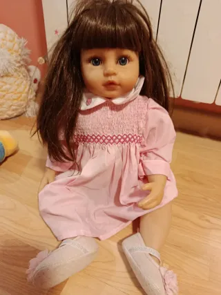 Muñeca infantil con vestido azul