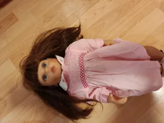 Muñeca infantil con vestido azul