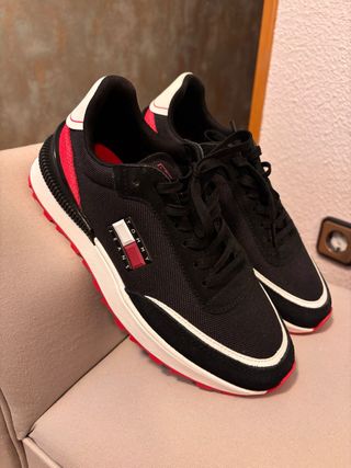 Zapatillas Tommy Hilfiger Negras y Rojas