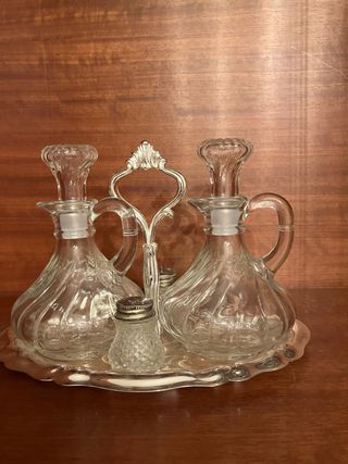 Vinajeras antiguas de cristal con soporte