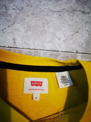 Sudadera Levi's amarilla y negra