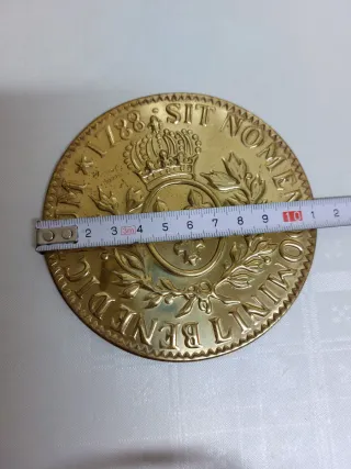 Posavasos dorados con diseño de flor de lis