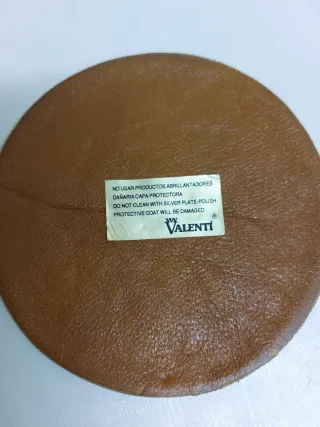 Posavasos dorados con diseño de flor de lis