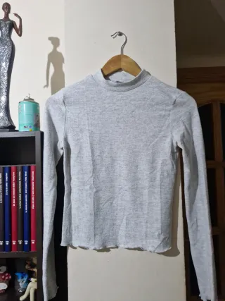 Jersey gris cuello alto manga larga