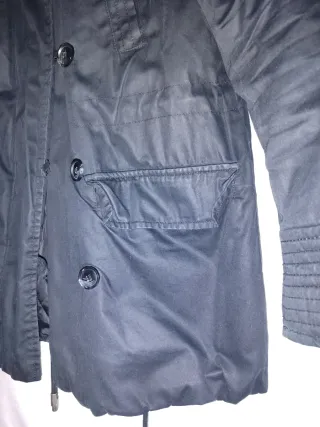 Chamarra negra con gorro de pelo