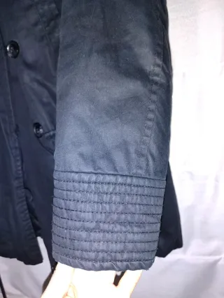 Chamarra negra con gorro de pelo