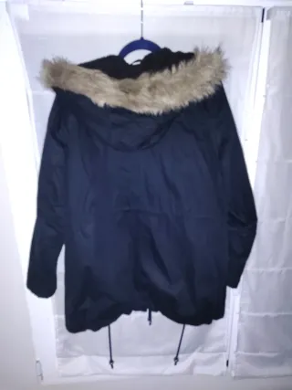 Chamarra negra con gorro de pelo