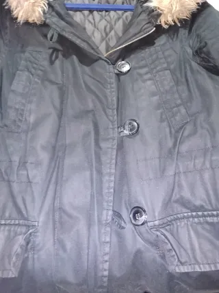 Chamarra negra con gorro de pelo