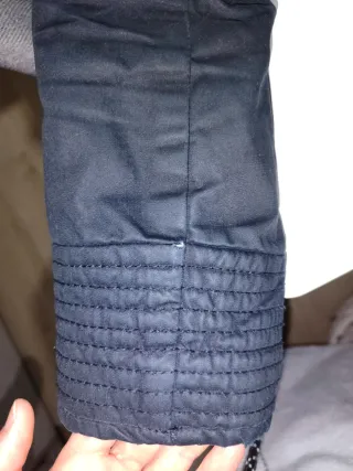 Chamarra negra con gorro de pelo