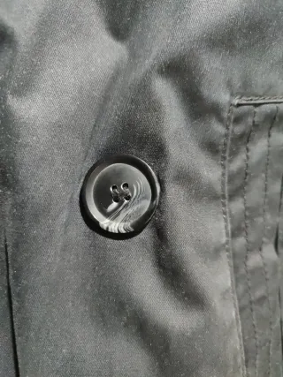 Chamarra negra con gorro de pelo