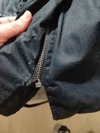 Chamarra negra con gorro de pelo