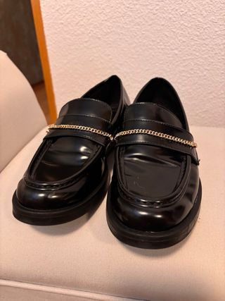 Mocasines Zara negros con cadena dorada