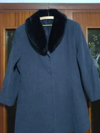 Abrigo de mujer con cuello de pelo