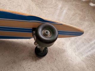 Longboard Negro con Raya Madera