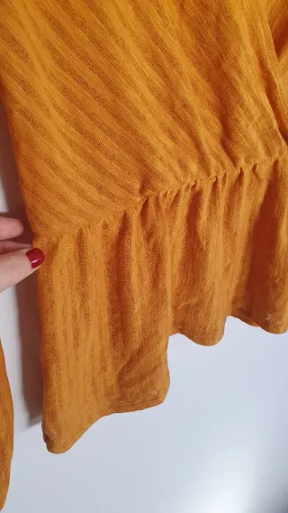 Camiseta H&M cruzada naranja. Talla S