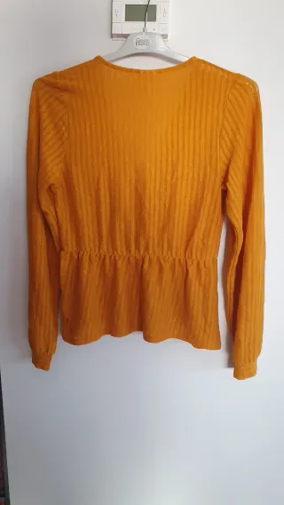 Camiseta H&M cruzada naranja. Talla S