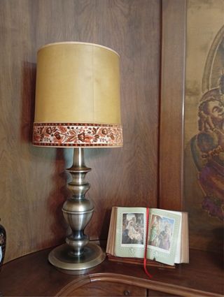 Lámpara de mesa beige y dorada