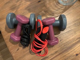 Pesas y TRX para entrenamiento