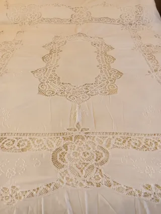 Colcha bordada hilo y bolillo  almohadón y cojín