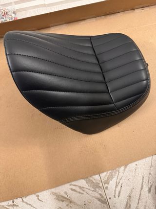 Asiento Harley Davidson Street Bob Negro