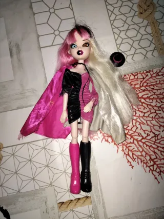 Muñeca Bratz con vestido bicolor
