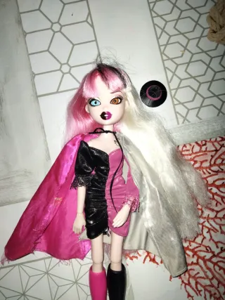 Muñeca Bratz con vestido bicolor