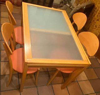 Mesa extensible de madera y cristal + 4 sillas