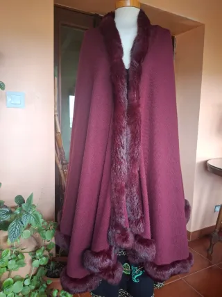 Capa de mujer con piel de conejo Color granate