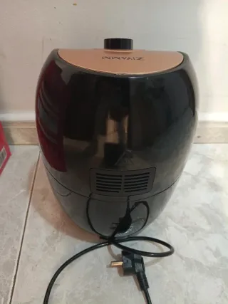 Freidora de aire ZIVAMM negra y dorada