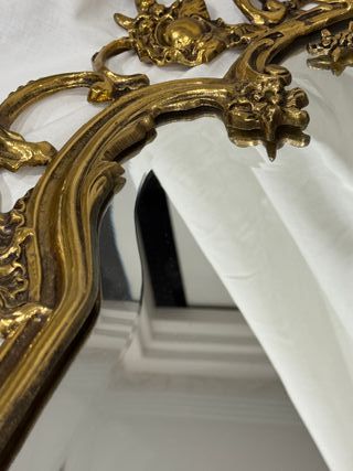 Espejo de Bronce Dorado con Marco Ornamentado