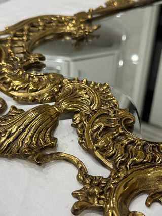Espejo de Bronce Dorado con Marco Ornamentado