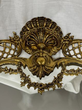 Espejo de Bronce Dorado con Marco Ornamentado