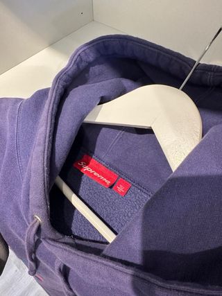 Sudadera Supreme Morada con Gráficos