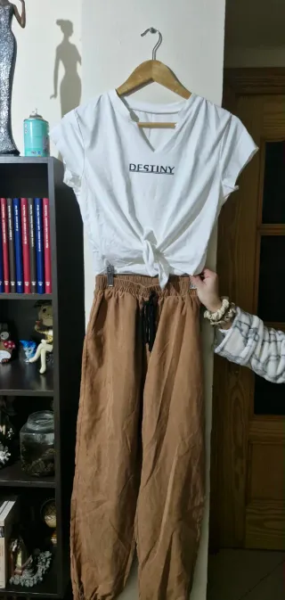 Conjunto Camiseta Blanca y Pantalón Marrón