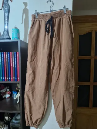 Conjunto Camiseta Blanca y Pantalón Marrón