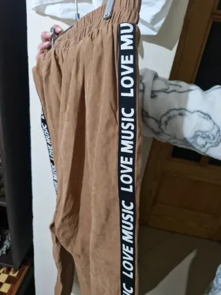 Conjunto Camiseta Blanca y Pantalón Marrón