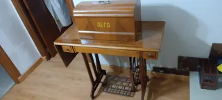 Máquina de coser Alfa antigua