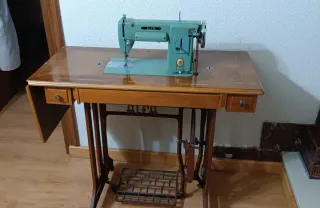 Máquina de coser Alfa antigua