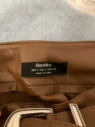Falda corta efecto piel Bershka
