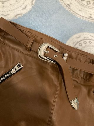 Falda corta efecto piel Bershka