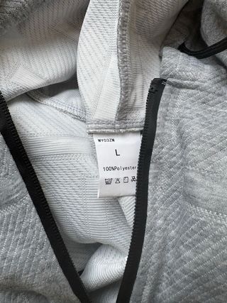 Sudadera gris con cremallera y bolsillo