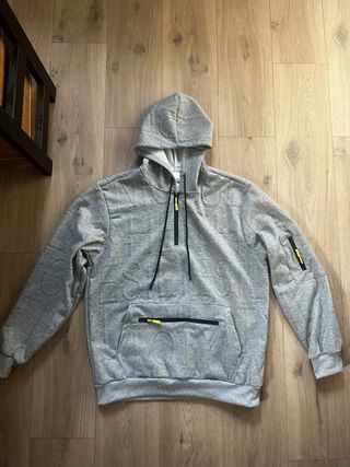 Sudadera gris con cremallera y bolsillo